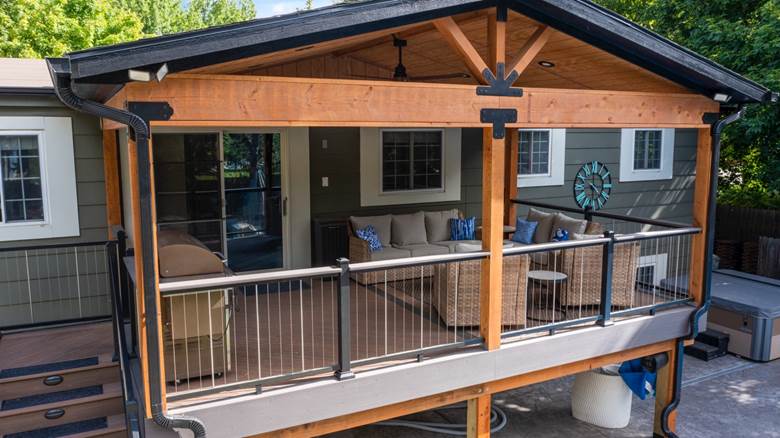 A deck with a patio and a couch
AI-generated content may be incorrect.